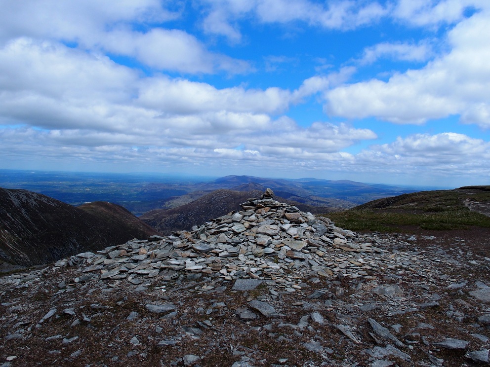 Het heuveltje stenen markeert het hoogste punt van Mangerton Mountain, op 839 meter