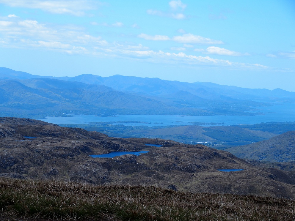 Vanaf de top heb je prachtig uitzicht over Kenmare Bay, Beara Peninsula en de Kerry Mountains