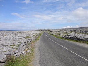 Deze fietsroute voert je langs de kalkstenen heuvels van The Burren.