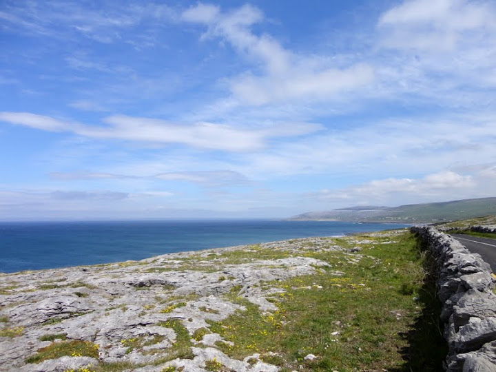 De grijze karststeen van The Burren langs de kustroute vanaf Doolin.