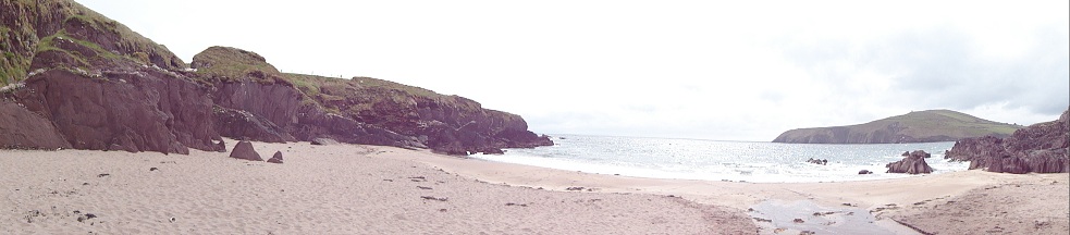 Een kleine inham met een verlaten strandje