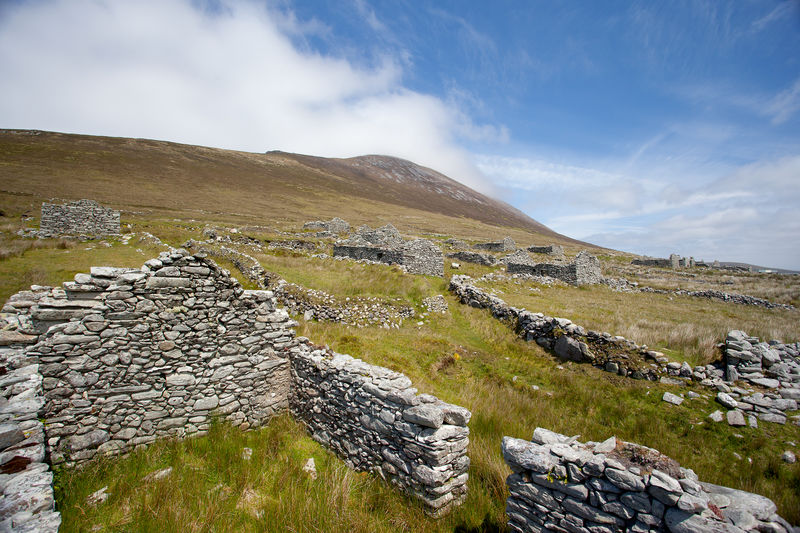 De ruïnes van het verlaten dorp op Achill Island.